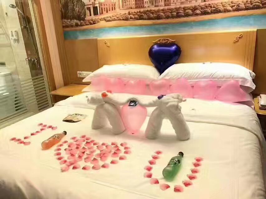 豪华浪漫大床房