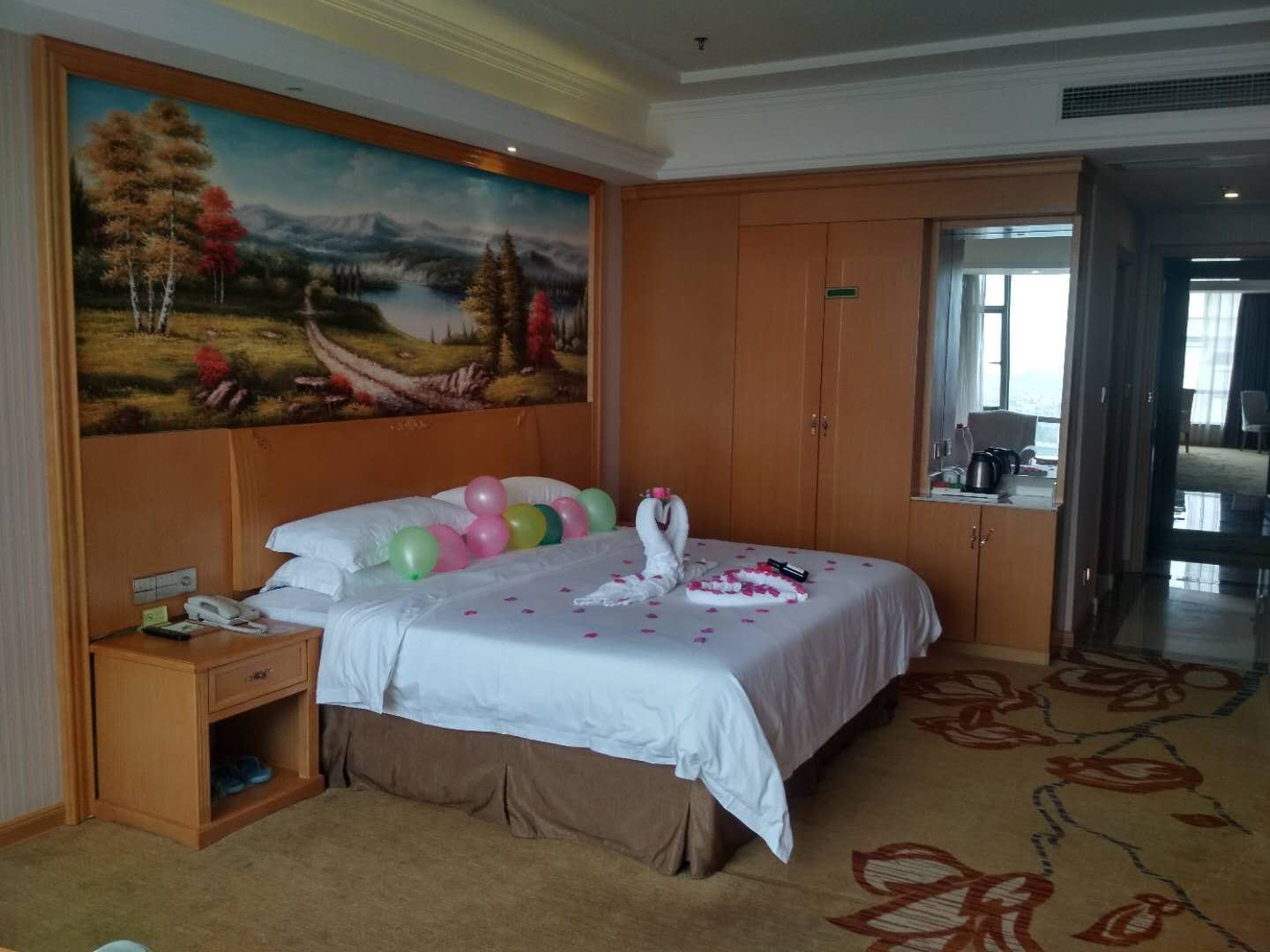 豪华浪漫大床房