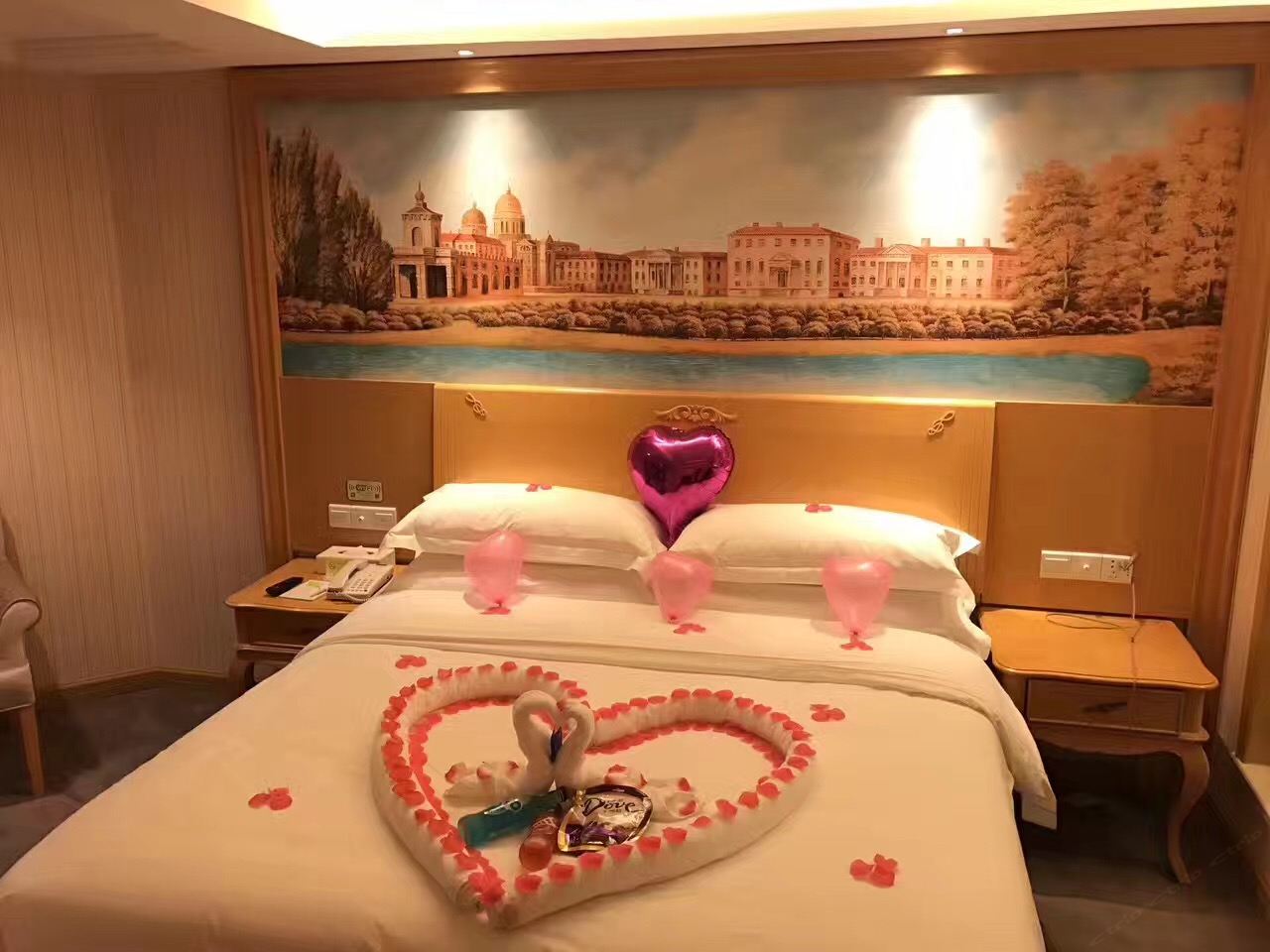豪华浪漫大床房