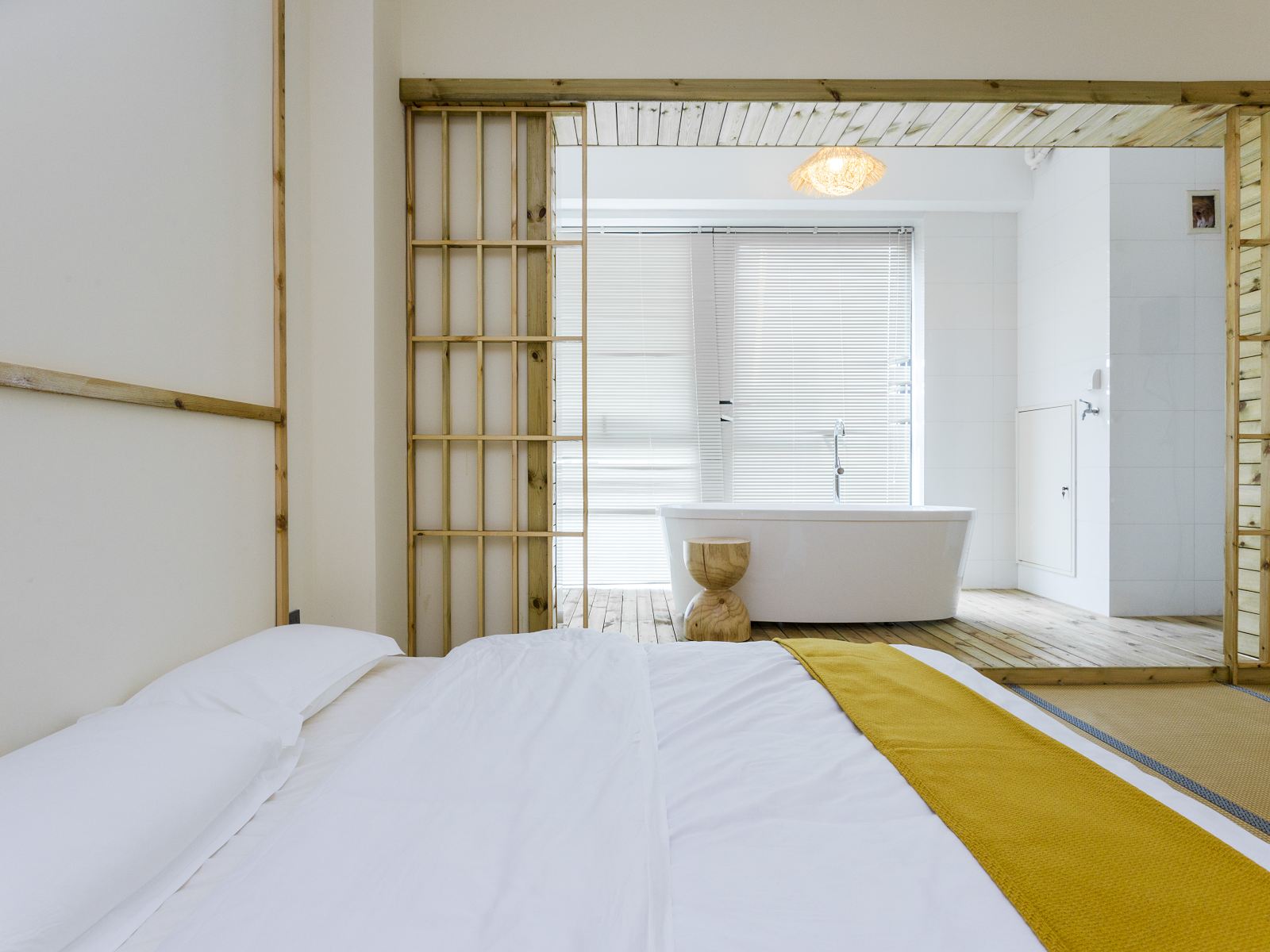 极简日式影院大床房