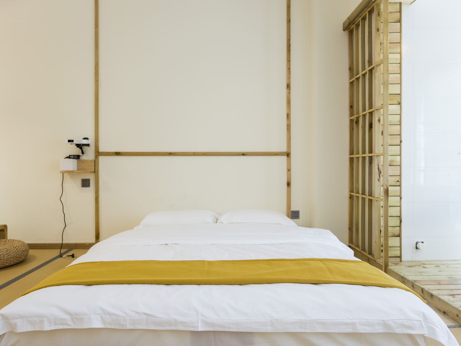 极简日式影院大床房