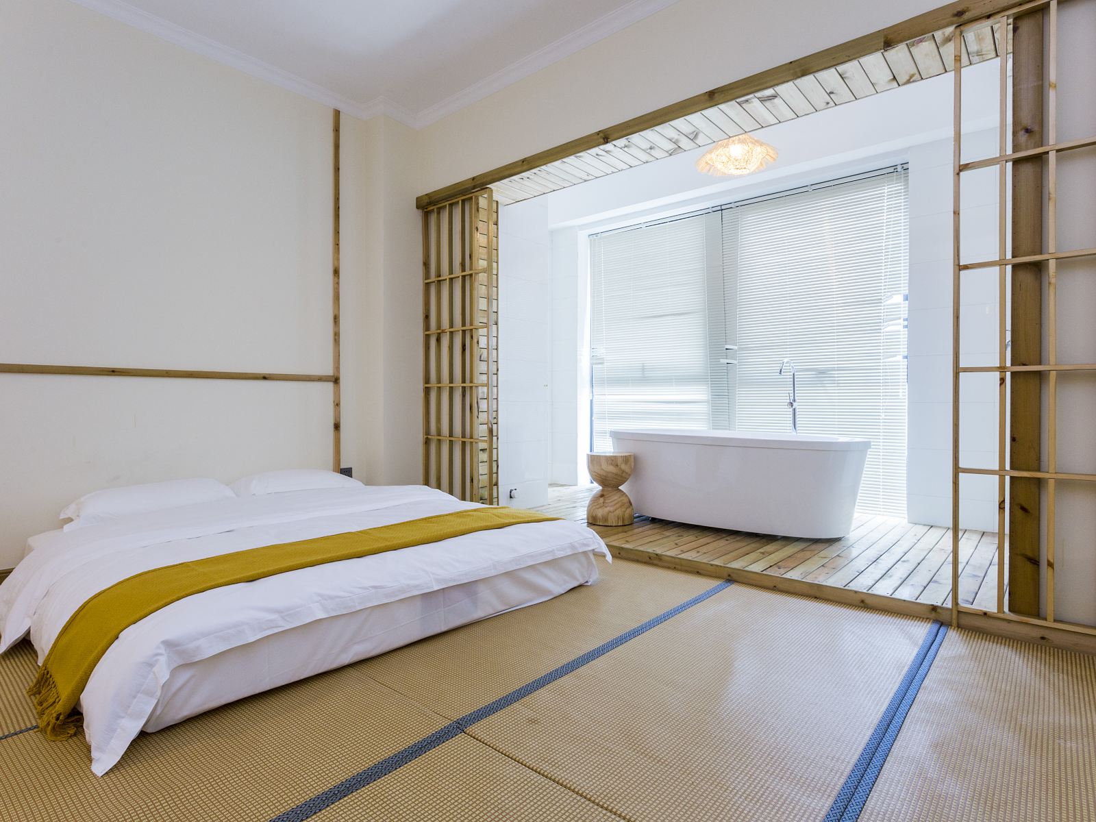 极简日式影院大床房