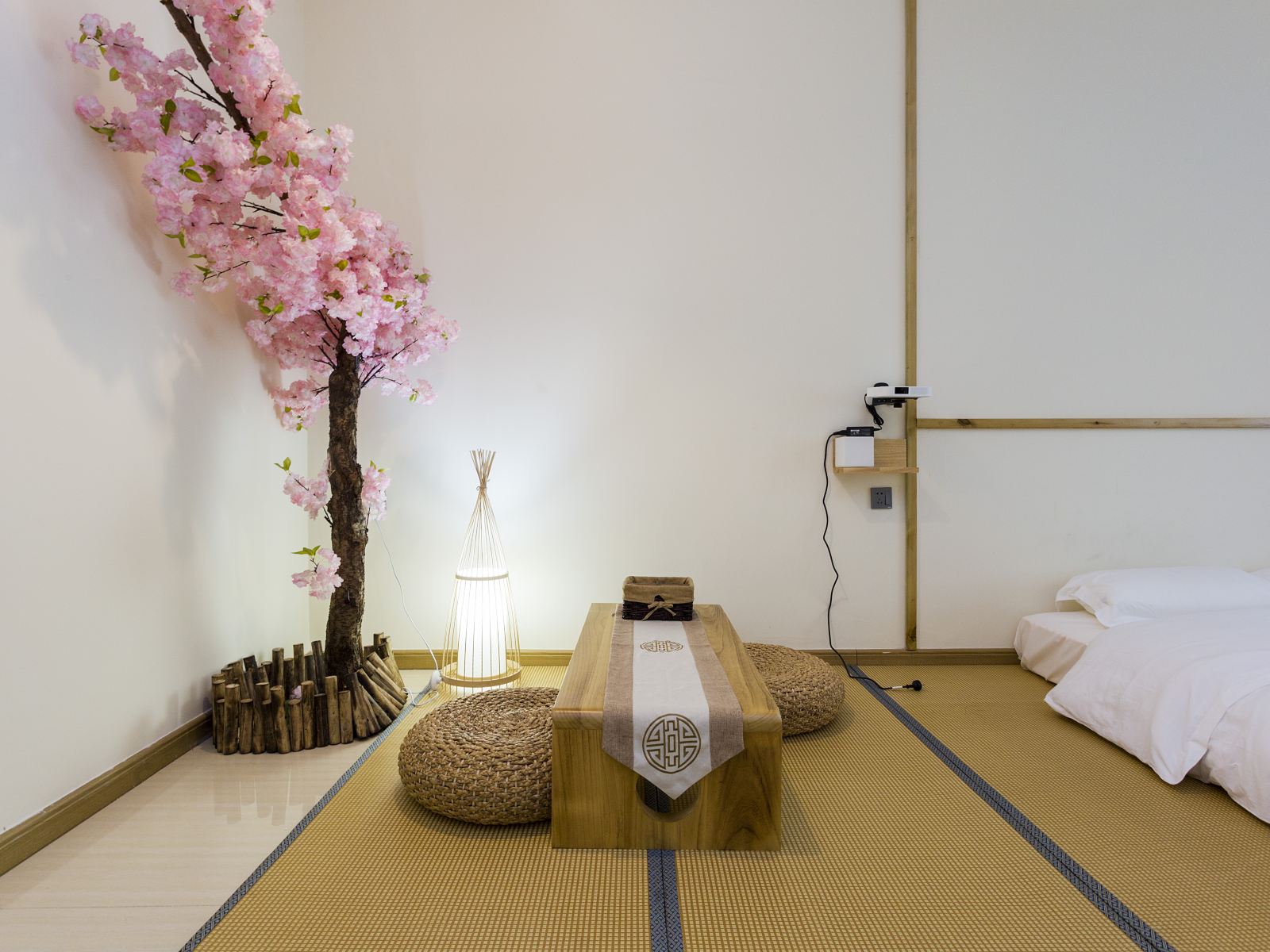 极简日式影院大床房