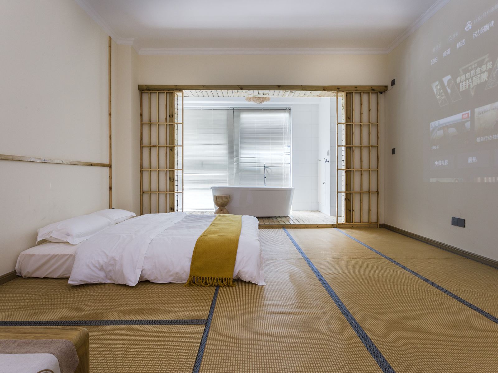 极简日式影院大床房