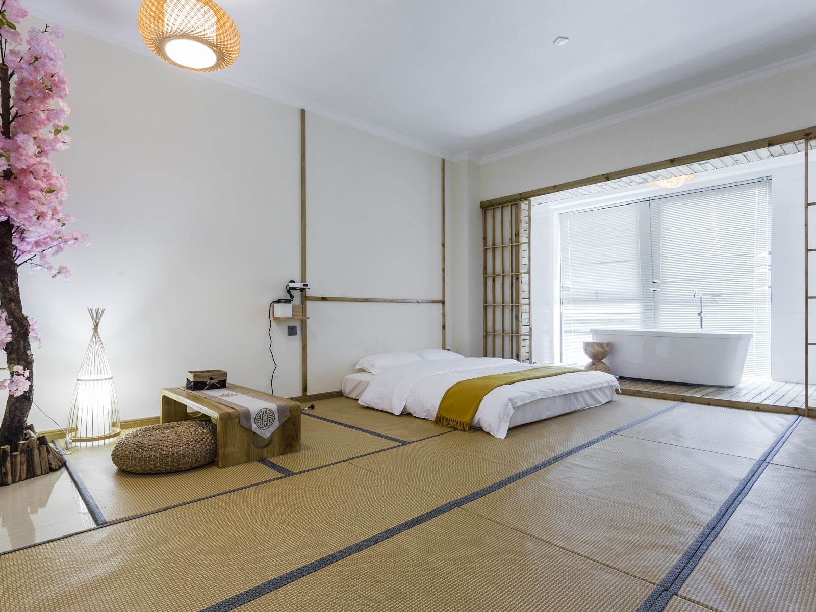 极简日式影院大床房