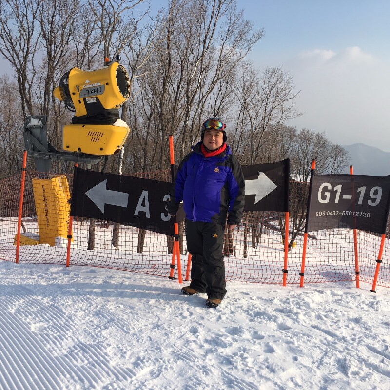 在东北,滑雪场也是需要人工造雪的.天然的雪蓬松,并不适合滑雪场.