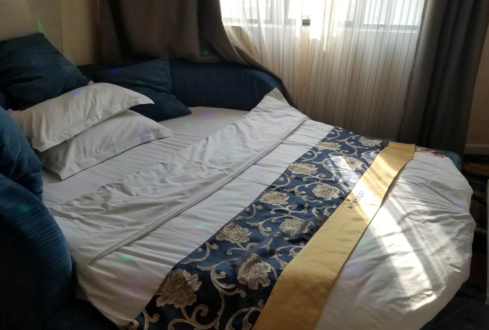 温馨情侣圆床房