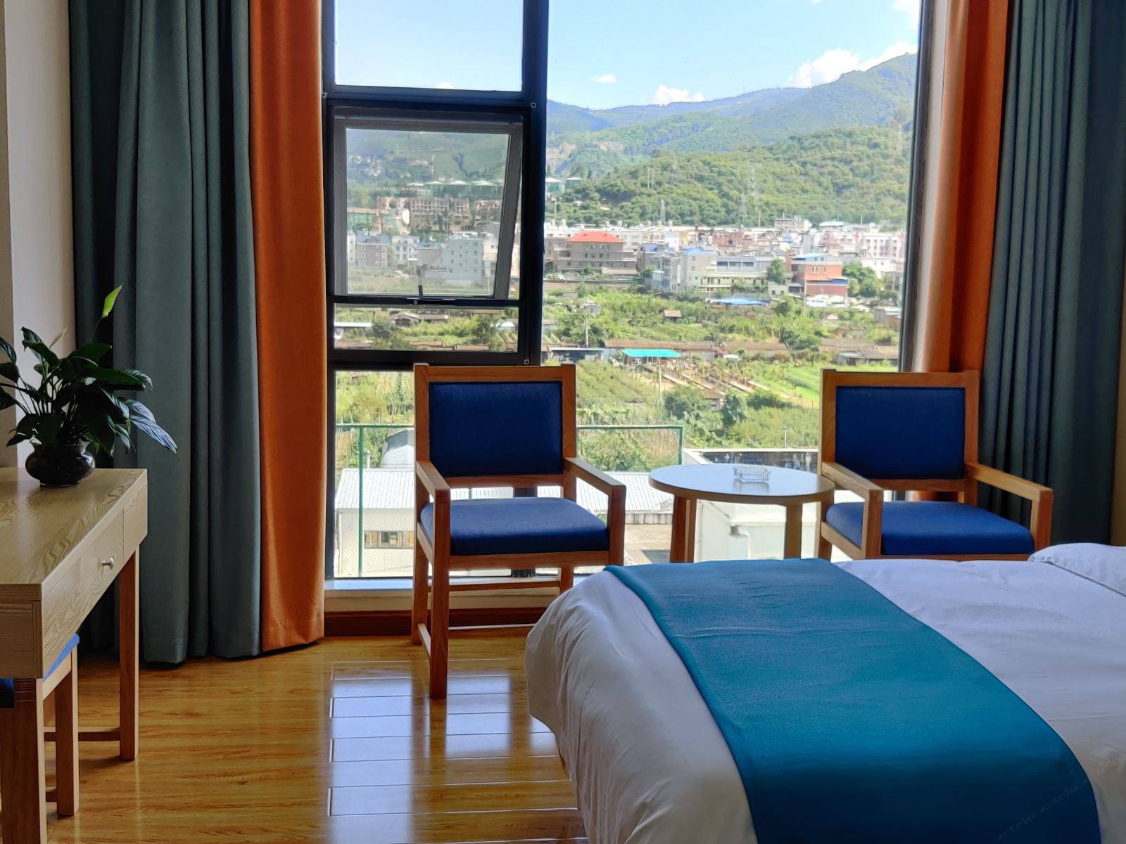 山景阳光大床房