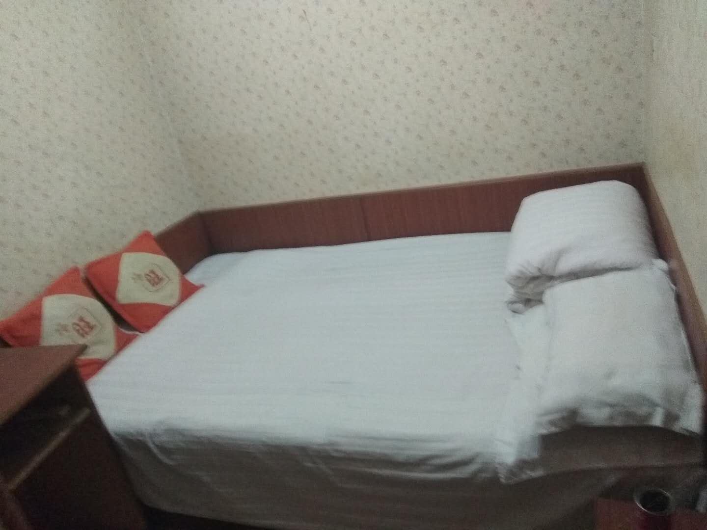 普通大床房(无窗)(公共卫浴)