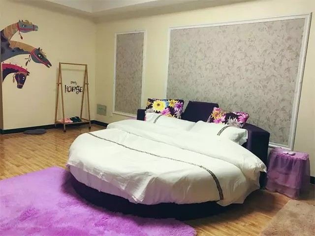 暧昧圆床房