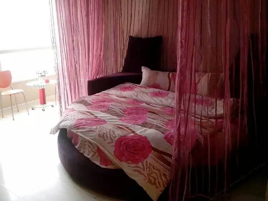 圆床房