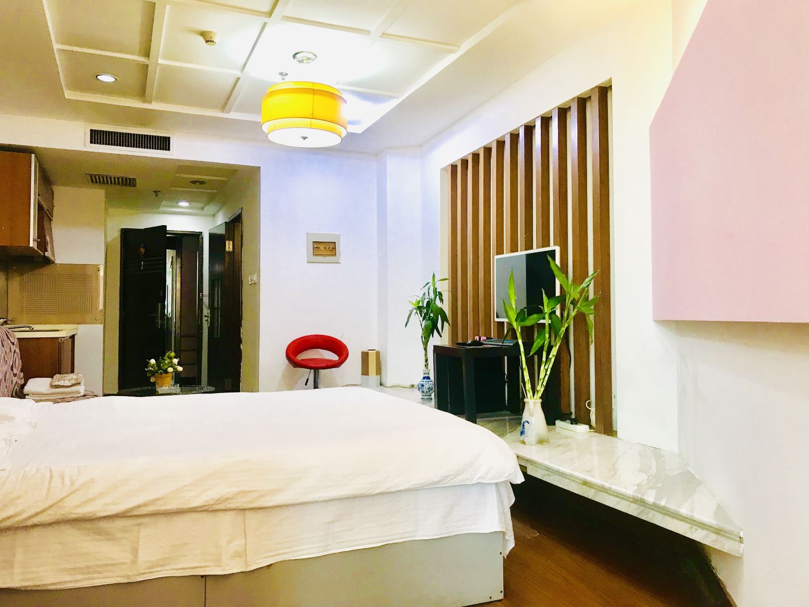 特价电脑大床飘窗房 百兆光纤WiFi
