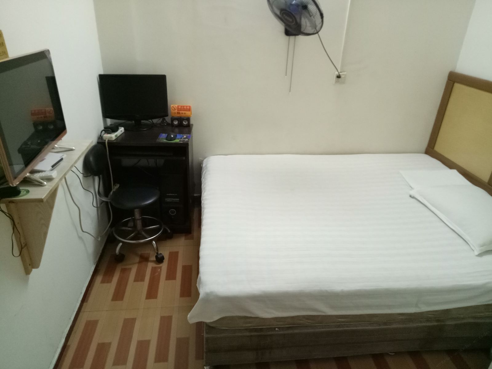 电脑大床间