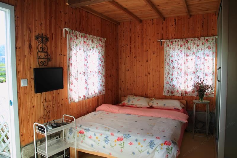 七彩木屋房