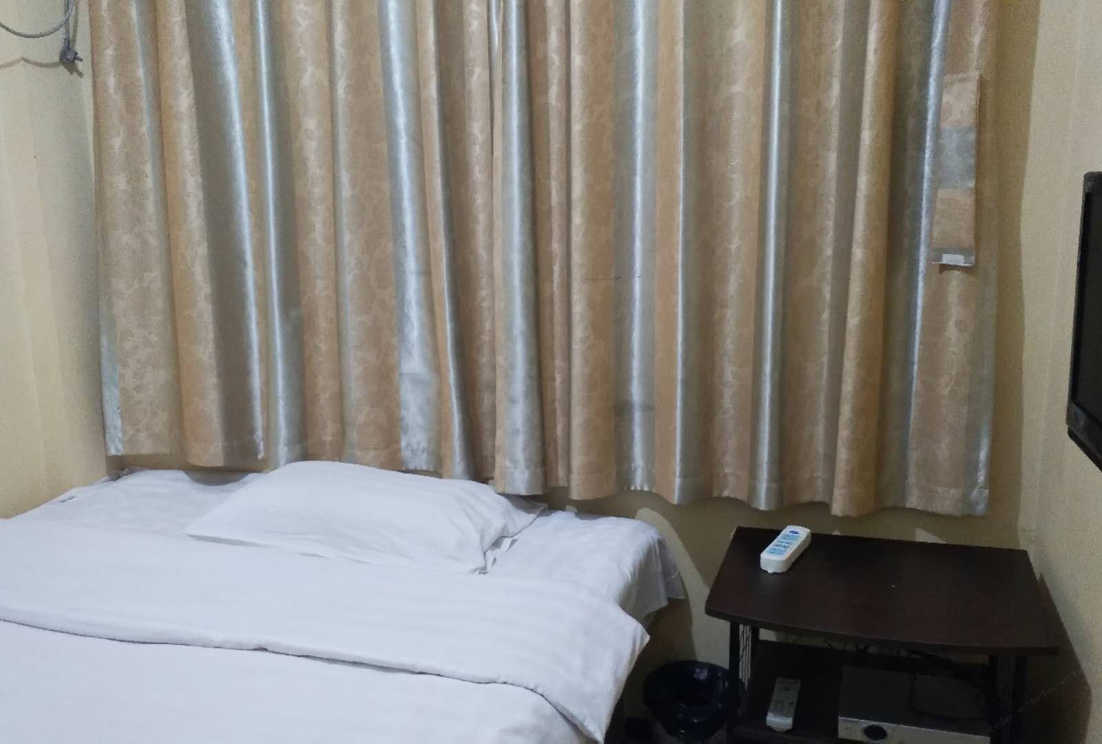 温馨大床房(公共卫浴)
