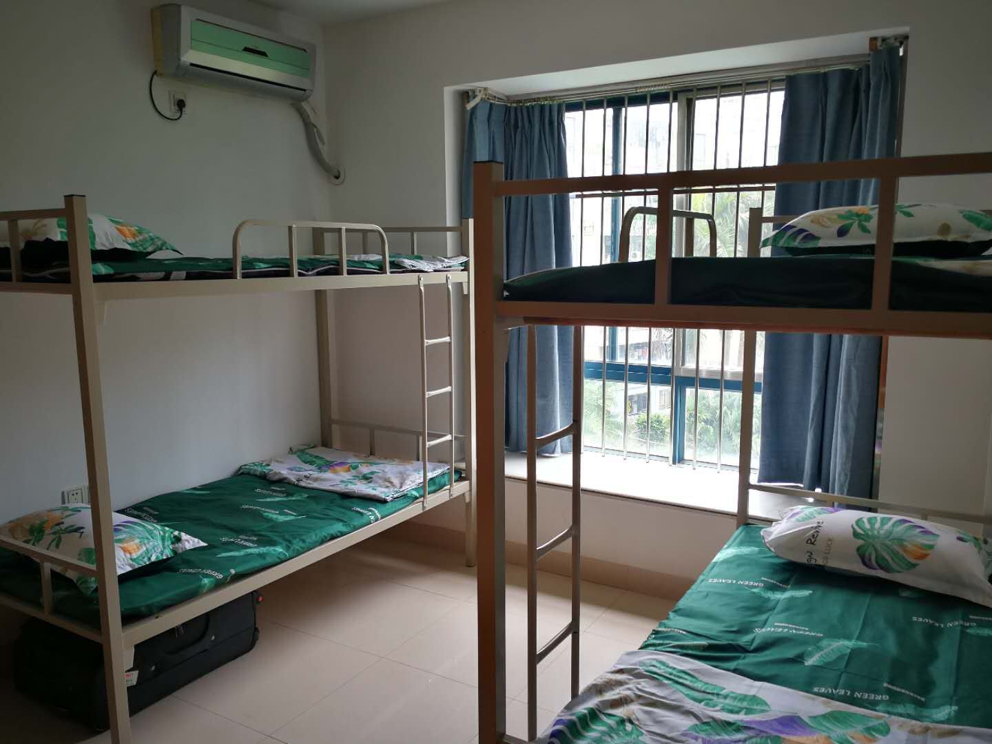 极简女生4人间(床位)(公共卫浴)