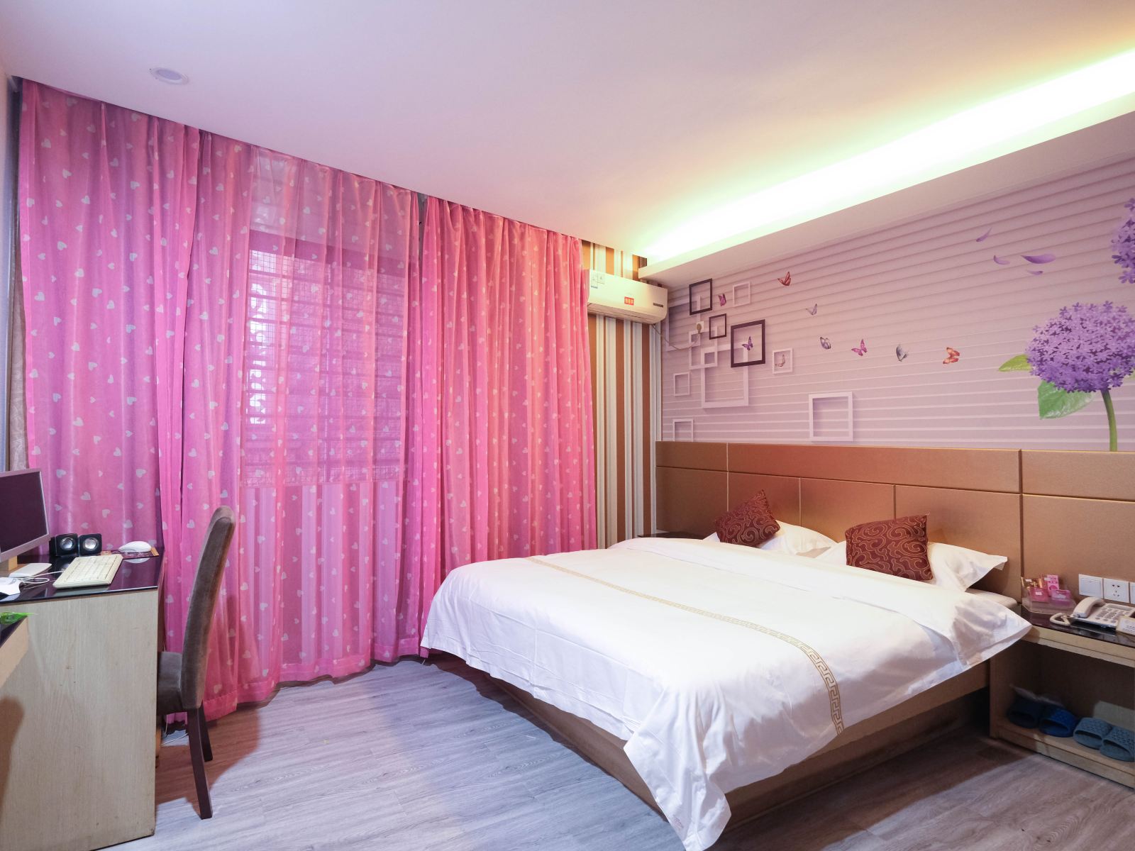 豪华大床房(带电脑)