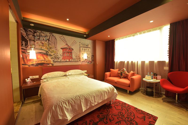 情侣艺术大床房