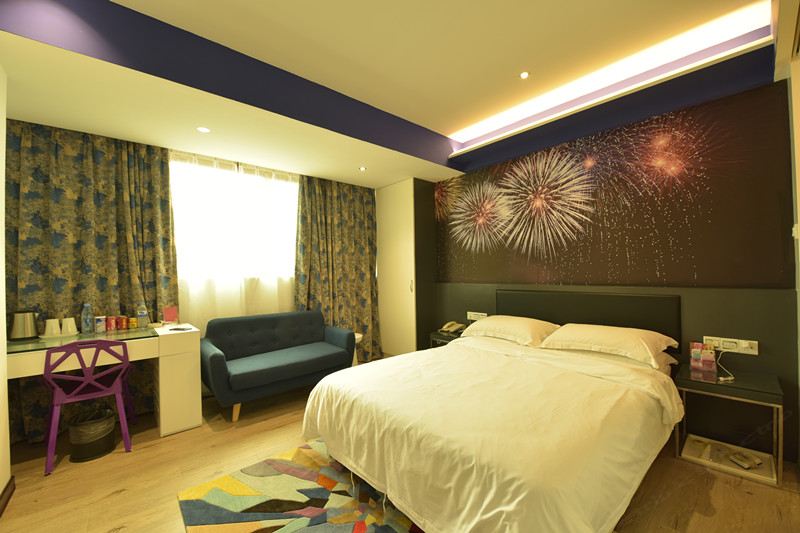 情侣艺术大床房