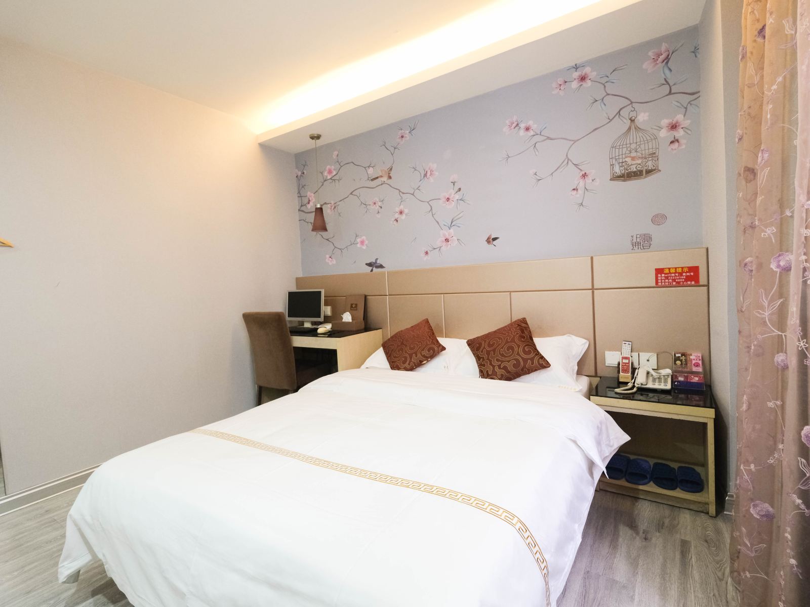 豪华大床房(带电脑)