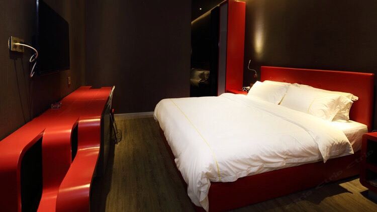 精品大床房(无窗)