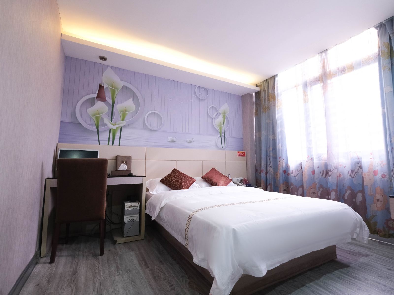 豪华大床房(带电脑)