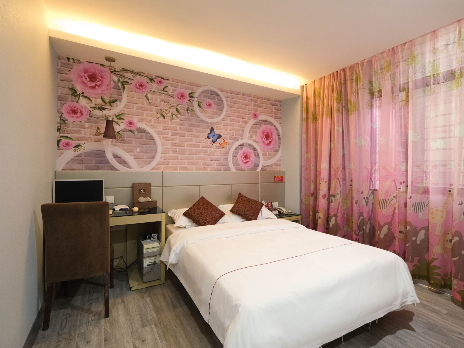 豪华大床房(带电脑)