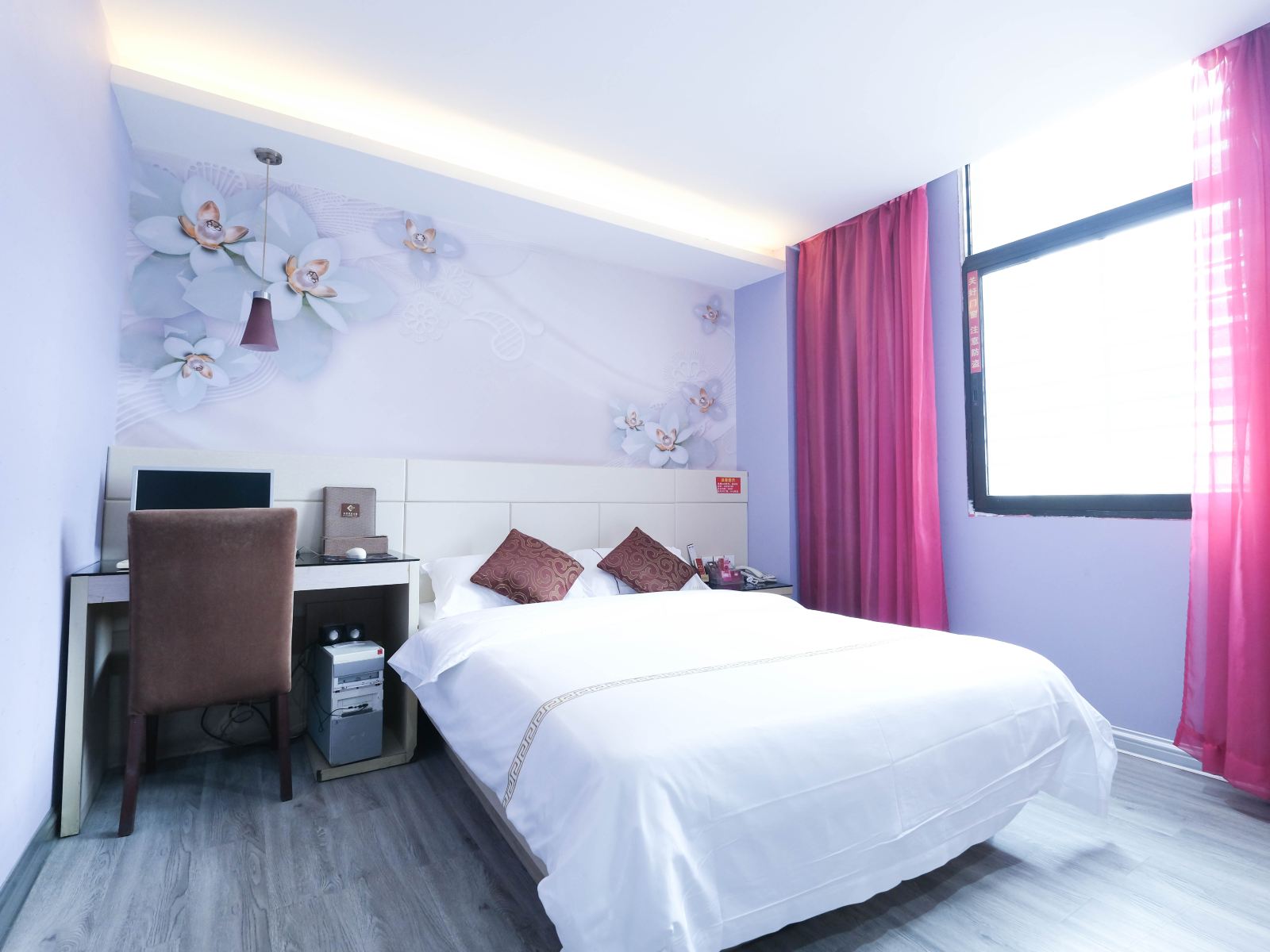 豪华大床房(带电脑)