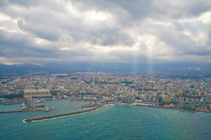 从空中看,济州市没有超高层大楼,城市道路也比较曲折,整个城市较为