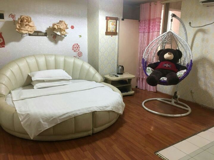 圆床房