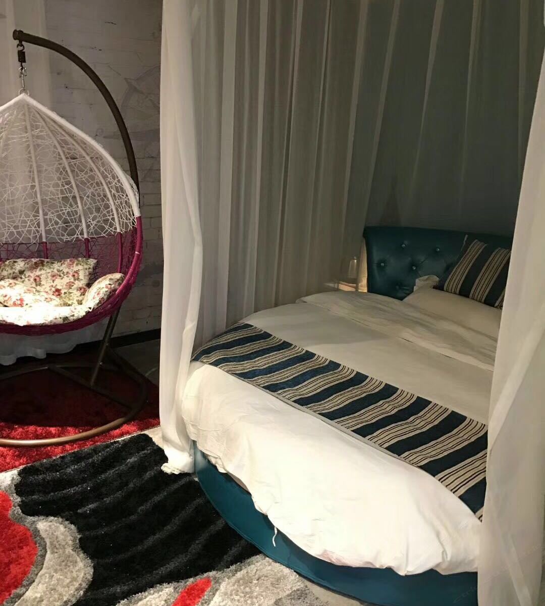 圆床房