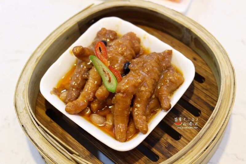 这道是我去港式茶餐厅的必点菜品,这里的绝对也能算水准之上,凤爪选