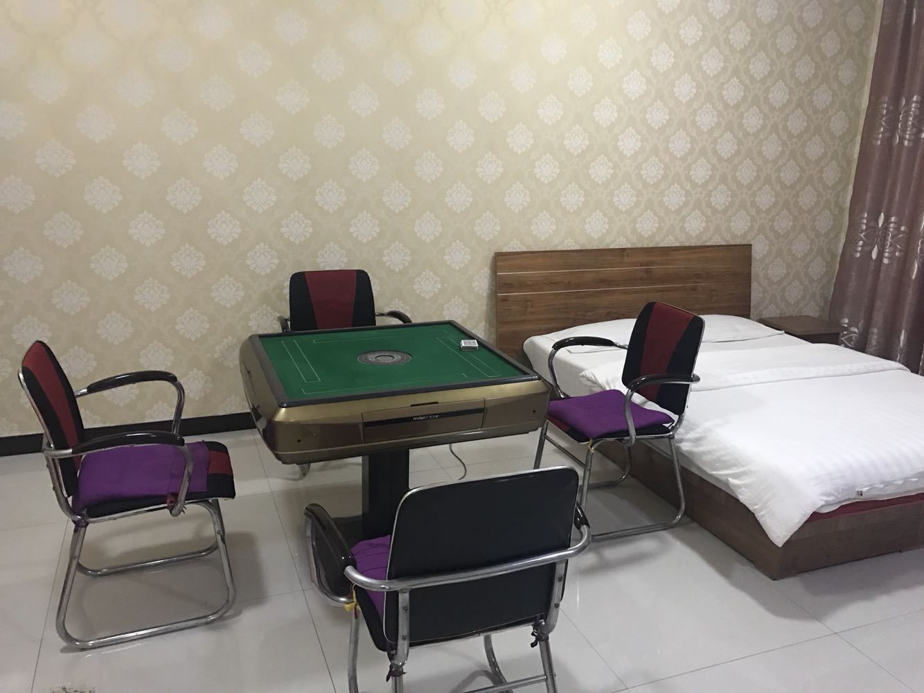 棋牌间四人大床房