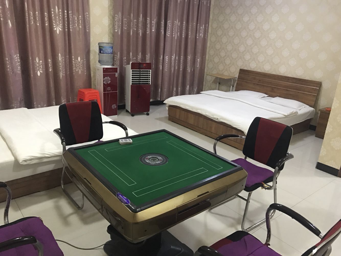 棋牌间四人大床房