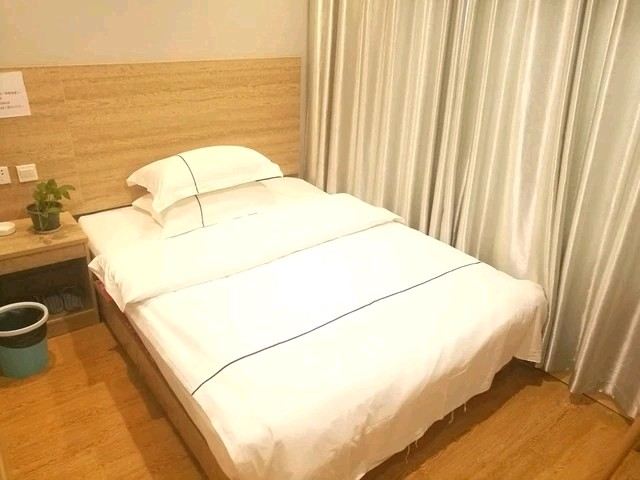阳光大床房