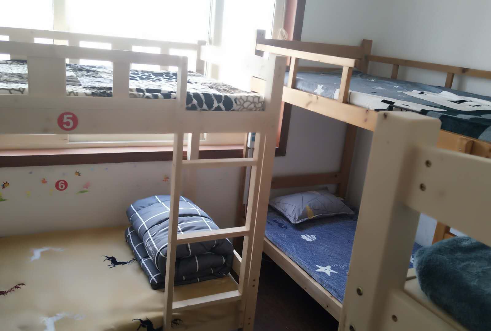 六人间 (床位)