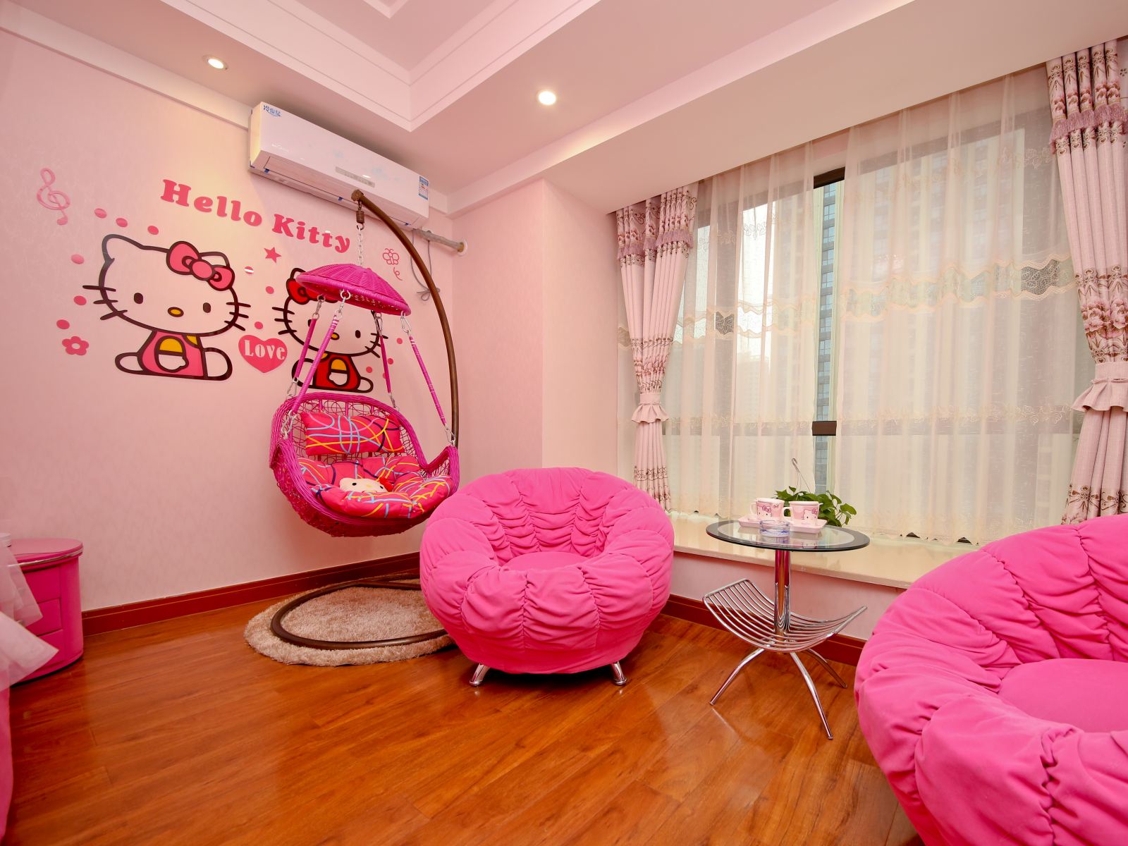 Hellokitty主题圆床房