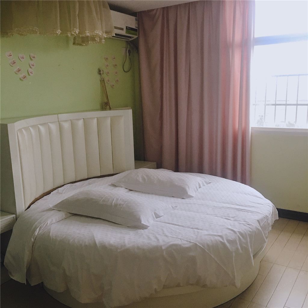 圆床房