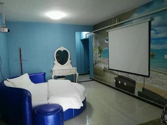 温馨情侣电影房