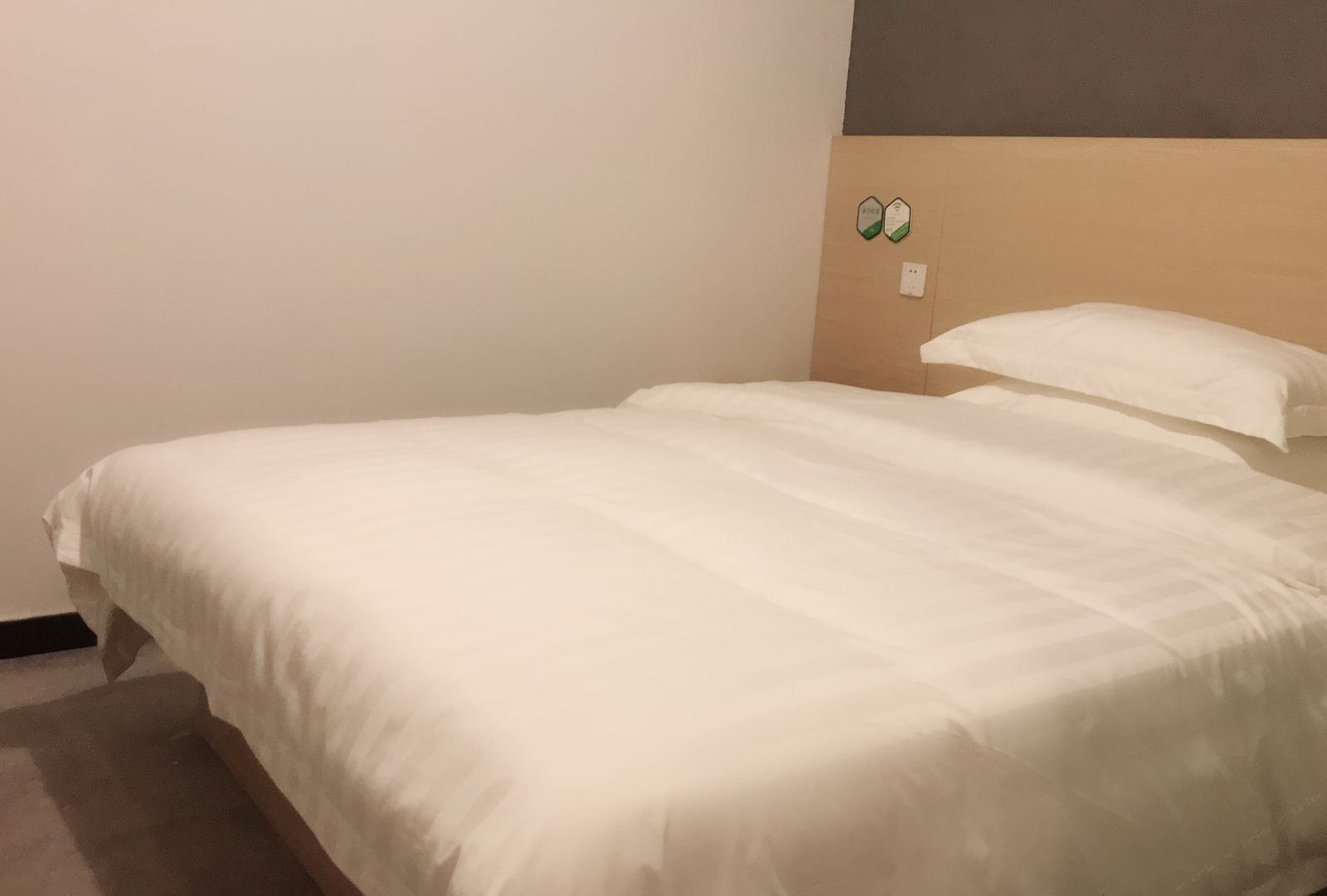 经济大床房(无窗)