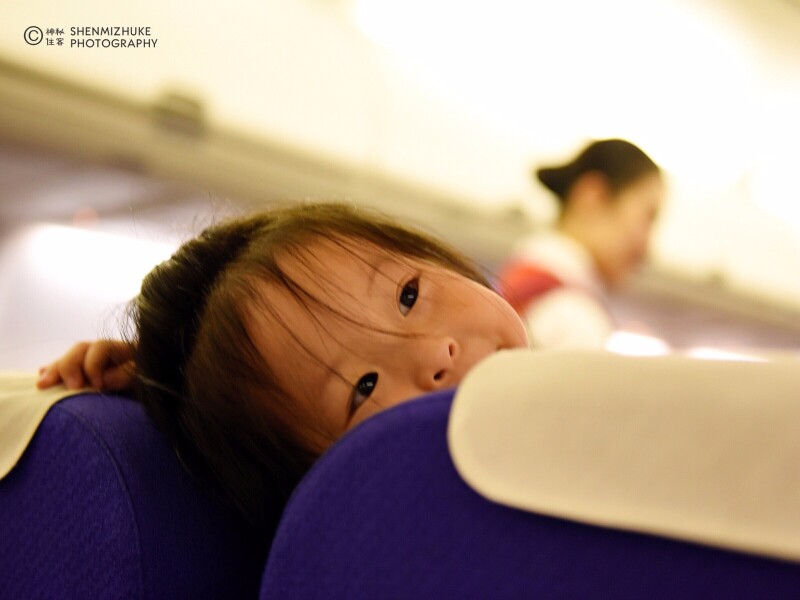 梦境中的温馨之旅，梦见亲人带着两个女孩坐飞机