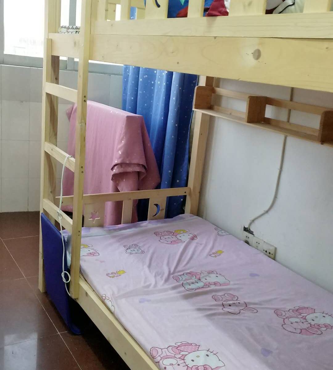 落地窗四人床位间