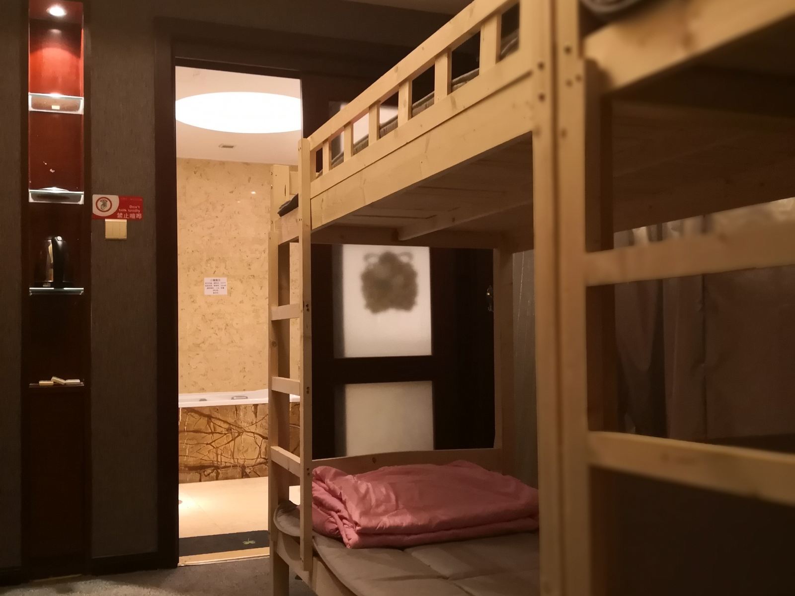 女生双面落地窗八人间(床位)(公共卫浴)