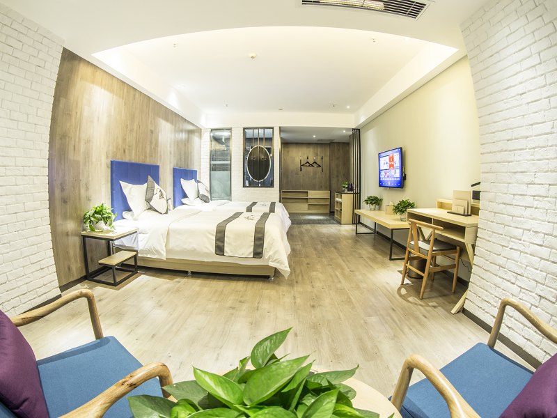 hotelPic