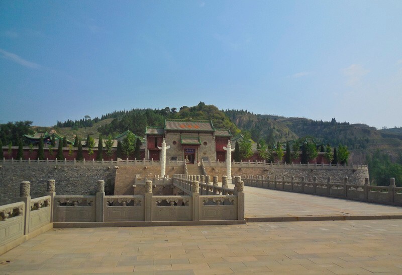 年)的一块碑文中记载,唐太宗李世民征辽东曾驻跸于此,在这里拜谒尧陵