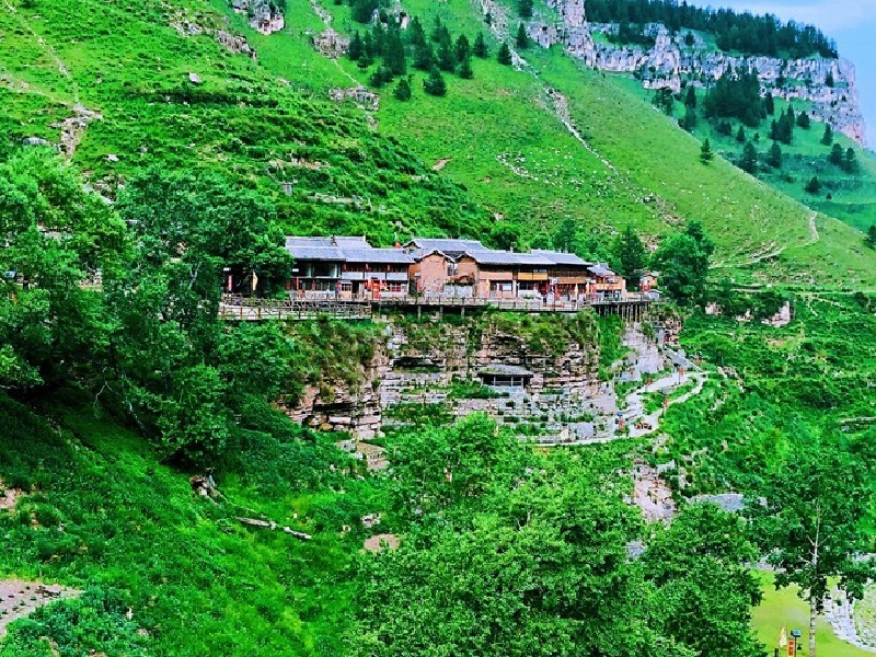 悬空村                          芦芽山除了有美丽的风景,还有一个