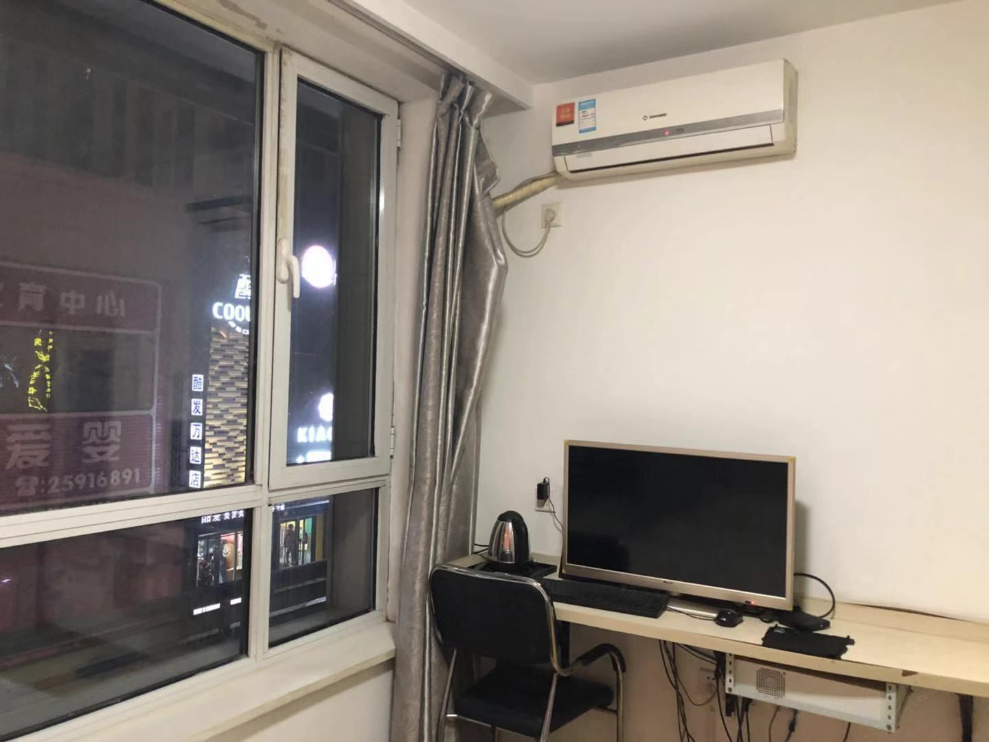 情侣大床房