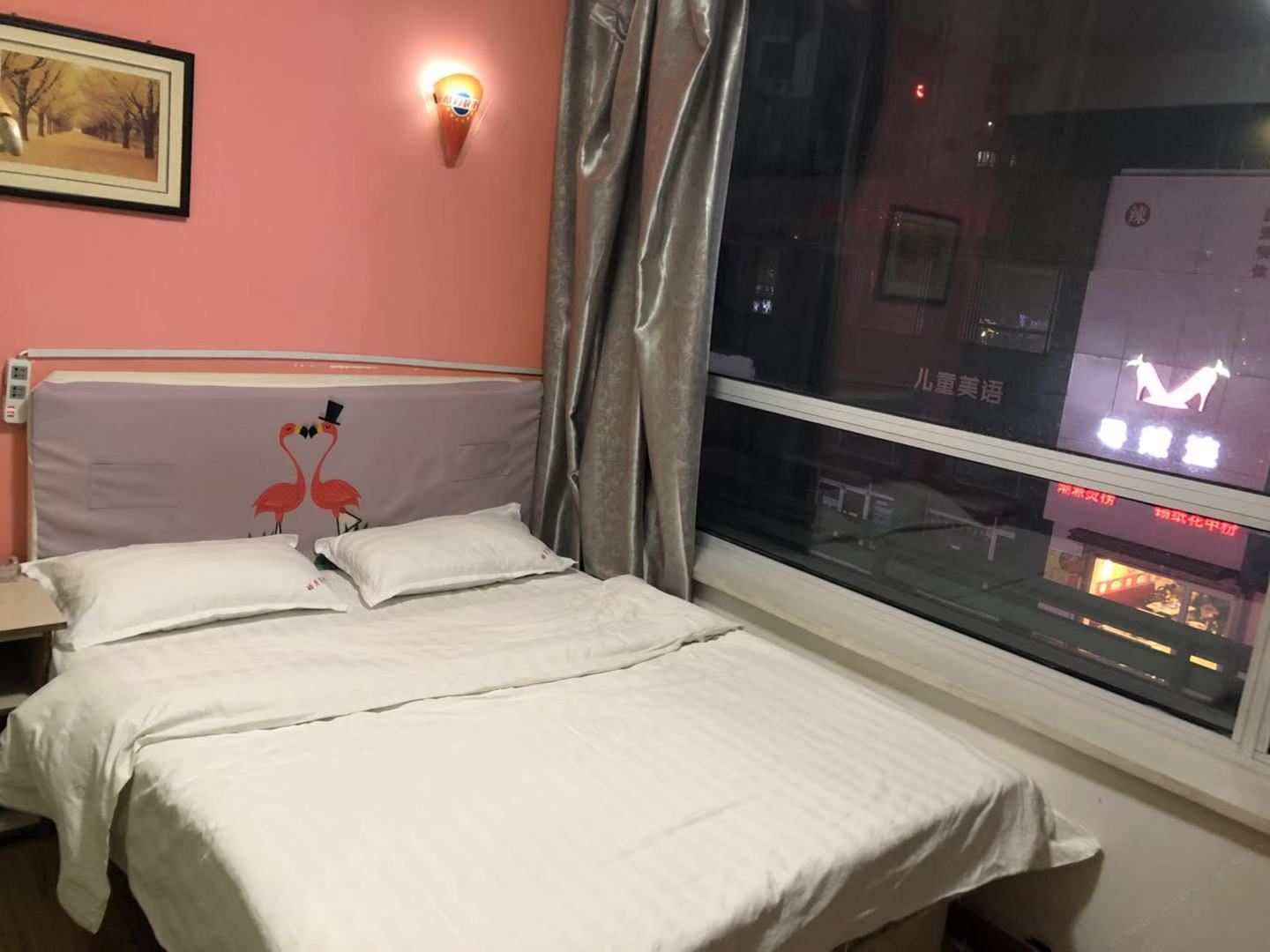 情侣大床房