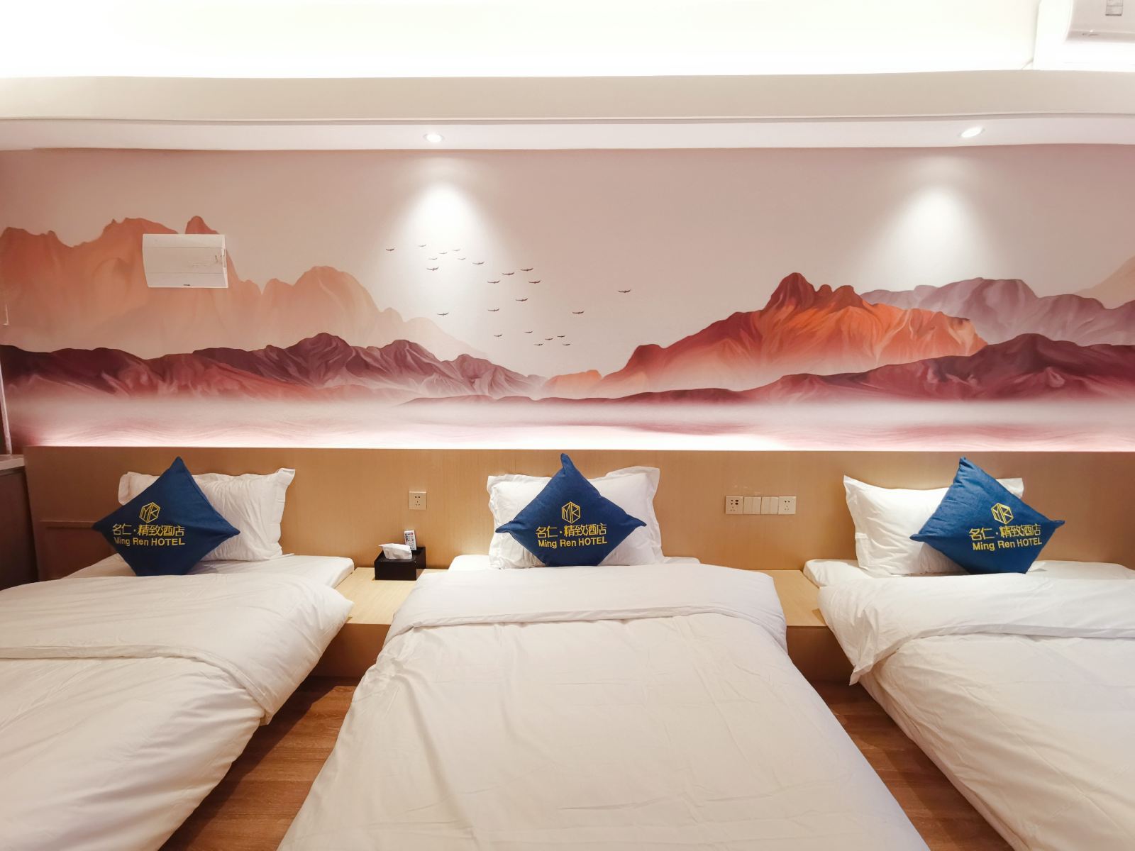 奢华湖景三床房