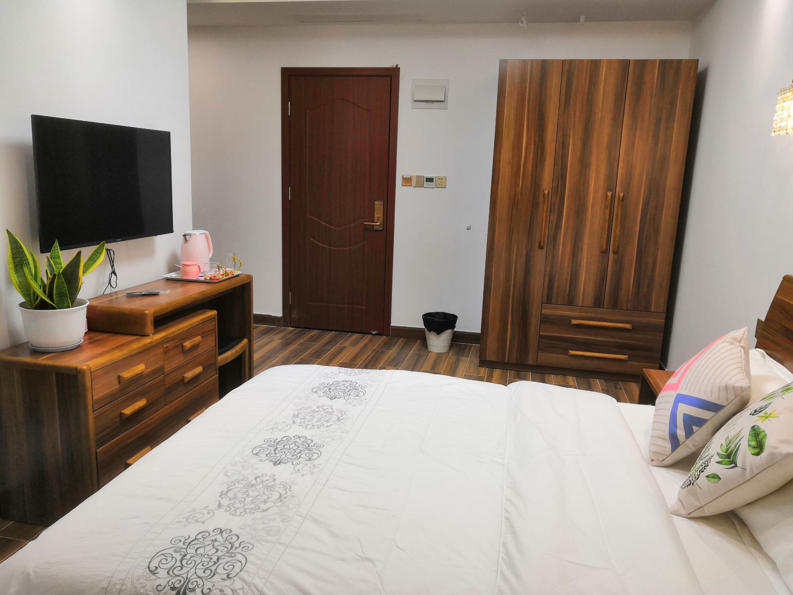 阳光满屋大床房